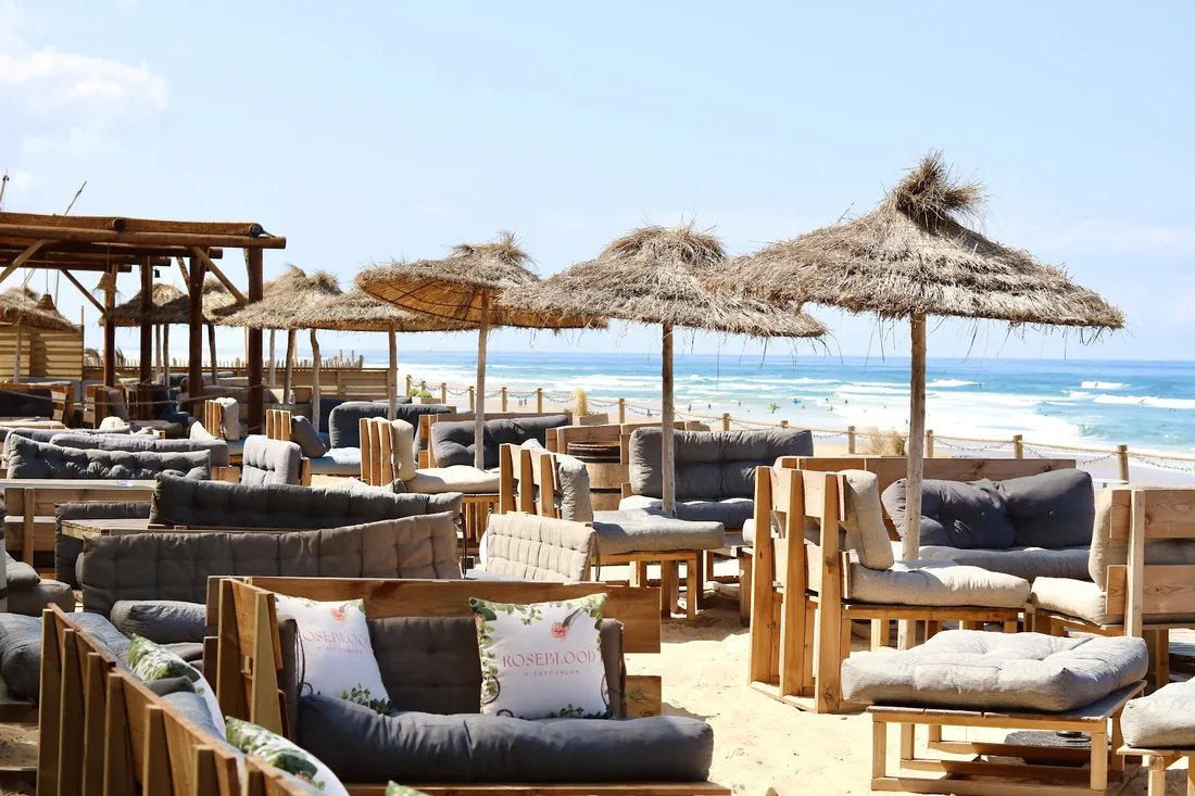 Terrasse sur la plage du Sunset Café à Lacanau