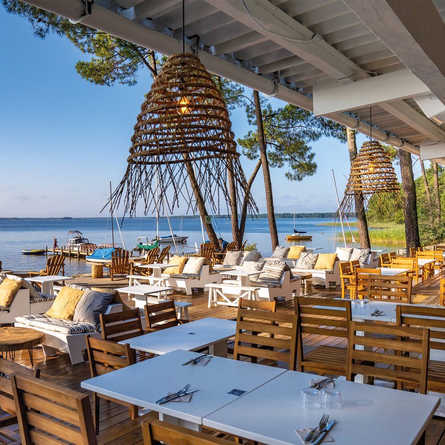 Terrasse de Sunrise au bord du lac de Lacanau